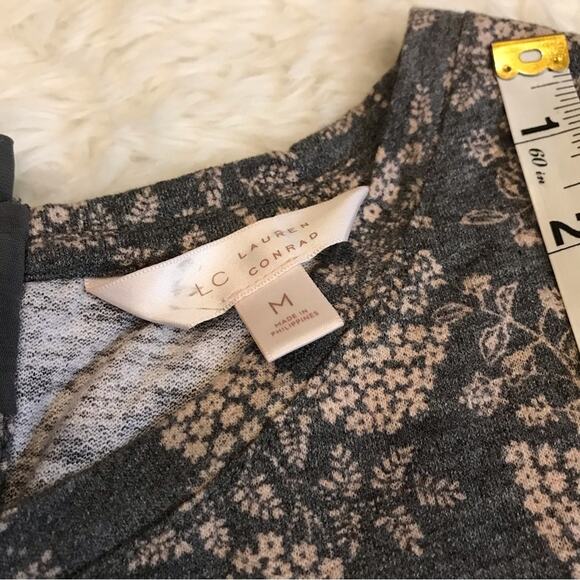 LC Lauren Conrad gray and pink lace trim tie neck top size medium - Picture 5 of 6